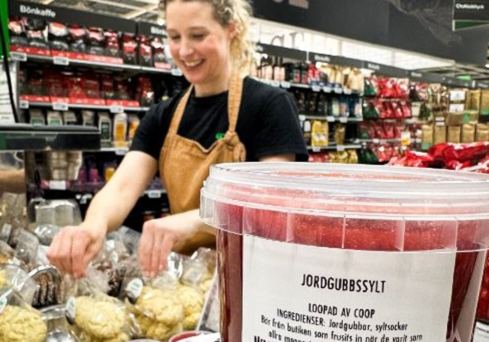 Medarbetare på Coop Varberg ställer upp butikskokta syltburkar.