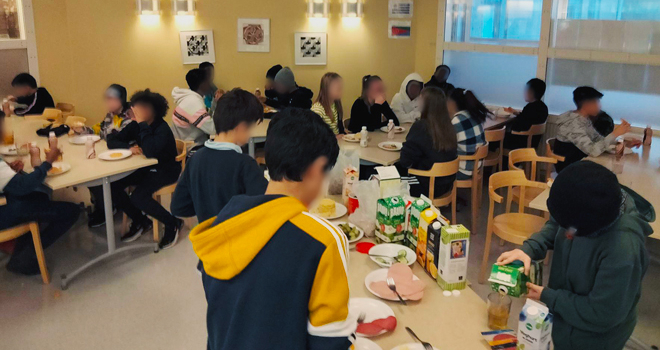 Frukostklubben lockar många ungdomar som får göra sin egen frukost och landa innan skoldagen.