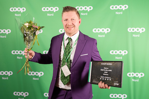 En mycket glad och rörd Björn från Coop Nacksta utsågs till årets bästa säljare
