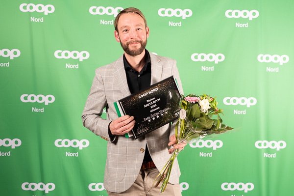 Butikschefen Joel på Coop Östra Station tog emot priset som årets butik.